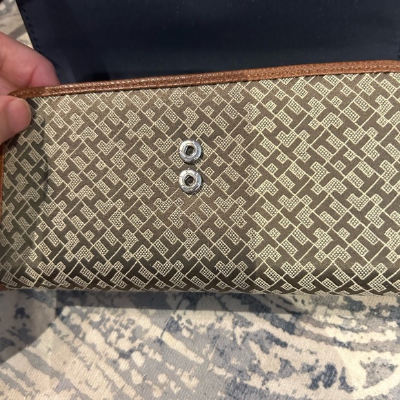 Tommy Hilfiger Crossbody with Matching Wallet - Picture 7 of 11